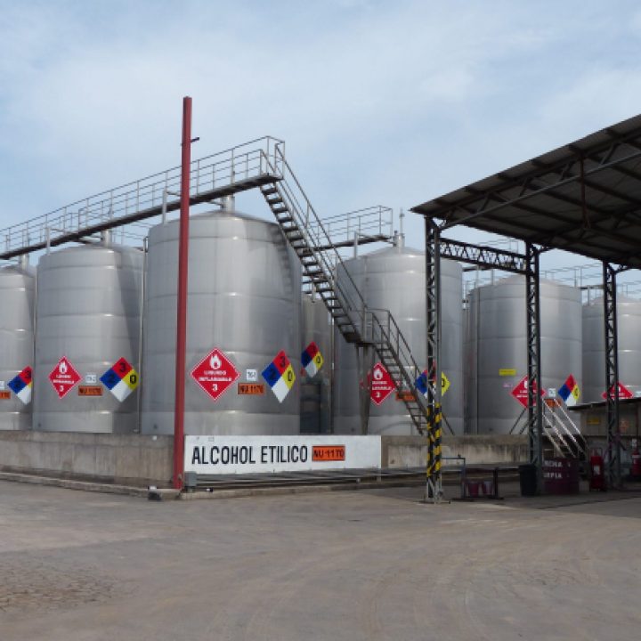 Estanques de alcohol etílico en la planta de Pacífico Sur
